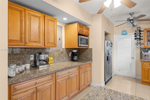 House in Surfside, Florida 4 bedrooms, 161.37 sq.m. № 1216984 - photo 12