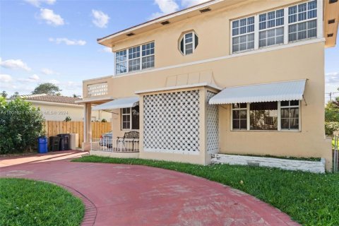 House in Surfside, Florida 4 bedrooms, 161.37 sq.m. № 1216984 - photo 1