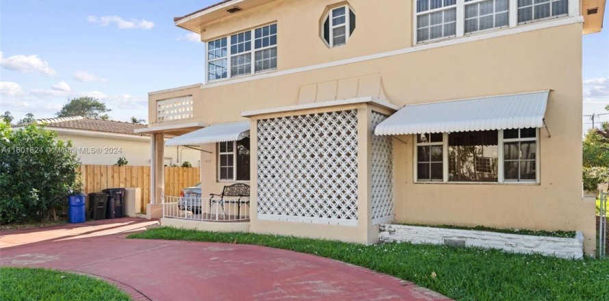 House in Surfside, Florida 4 bedrooms, 161.37 sq.m. № 1216984