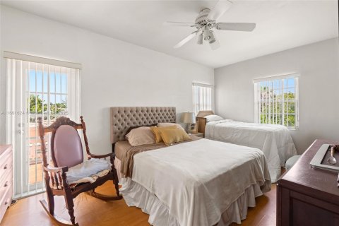 House in Surfside, Florida 4 bedrooms, 161.37 sq.m. № 1216984 - photo 25