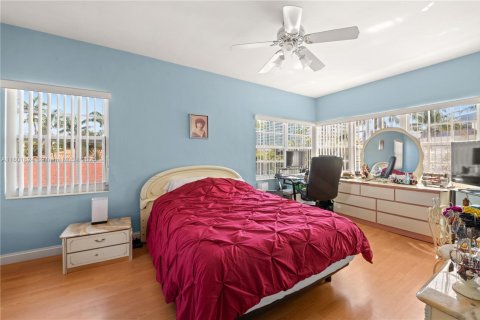 House in Surfside, Florida 4 bedrooms, 161.37 sq.m. № 1216984 - photo 18