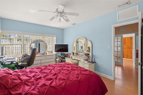 House in Surfside, Florida 4 bedrooms, 161.37 sq.m. № 1216984 - photo 19