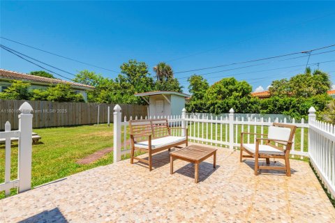 House in Surfside, Florida 4 bedrooms, 161.37 sq.m. № 1216984 - photo 28