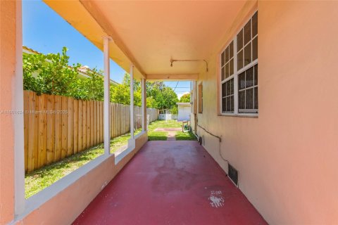 House in Surfside, Florida 4 bedrooms, 161.37 sq.m. № 1216984 - photo 9
