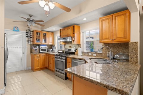 House in Surfside, Florida 4 bedrooms, 161.37 sq.m. № 1216984 - photo 3