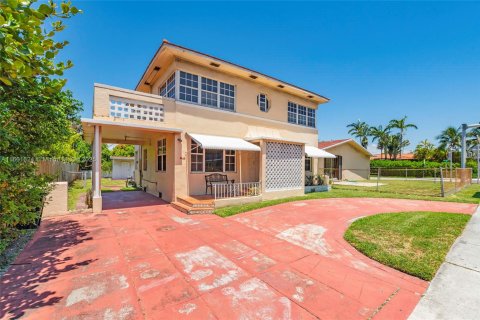 House in Surfside, Florida 4 bedrooms, 161.37 sq.m. № 1216984 - photo 2