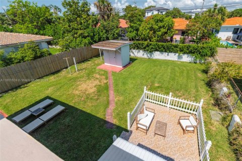 House in Surfside, Florida 4 bedrooms, 161.37 sq.m. № 1216984 - photo 22