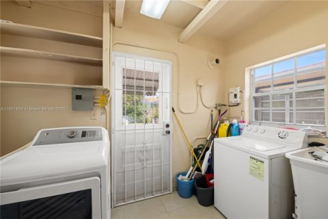 House in Surfside, Florida 4 bedrooms, 161.37 sq.m. № 1216984 - photo 30
