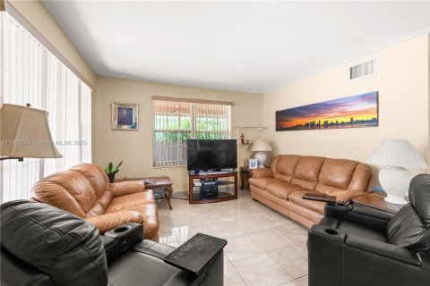 House in Surfside, Florida 4 bedrooms, 161.37 sq.m. № 1216984 - photo 11
