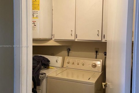 House in Miami, Florida 3 bedrooms, 122.82 sq.m. № 1989349 - photo 3