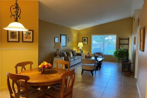 House in Miami, Florida 3 bedrooms, 122.82 sq.m. № 1989349 - photo 5