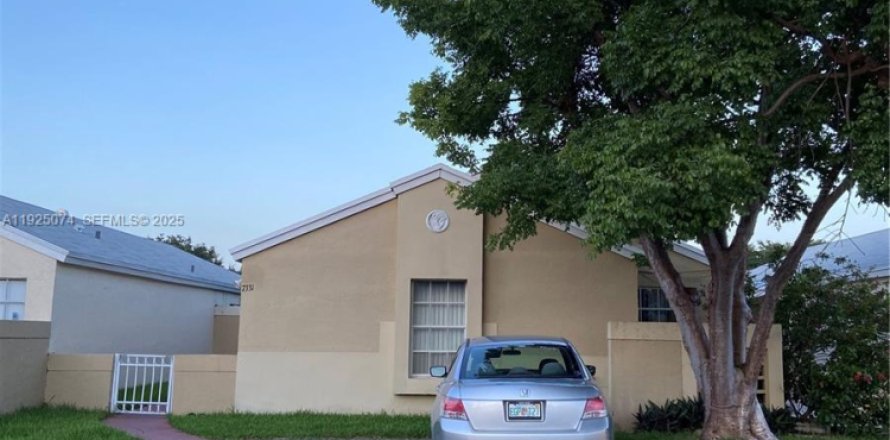 House in Miami, Florida 3 bedrooms, 122.82 sq.m. № 1989349