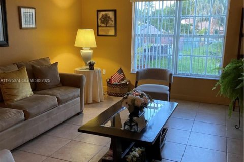 House in Miami, Florida 3 bedrooms, 122.82 sq.m. № 1989349 - photo 9