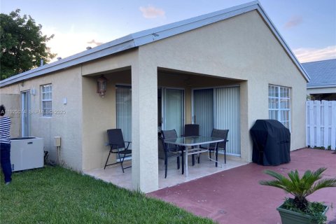 House in Miami, Florida 3 bedrooms, 122.82 sq.m. № 1989349 - photo 10