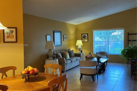 House in Miami, Florida 3 bedrooms, 122.82 sq.m. № 1989349 - photo 4