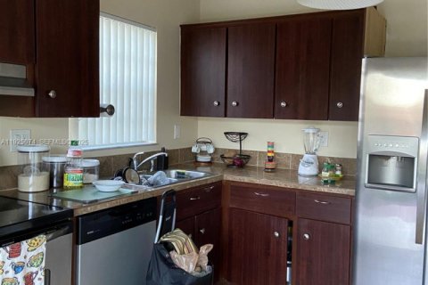 House in Miami, Florida 3 bedrooms, 122.82 sq.m. № 1989349 - photo 2