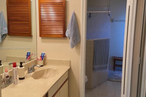 House in Miami, Florida 3 bedrooms, 122.82 sq.m. № 1989349 - photo 8