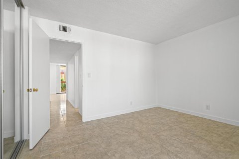 Touwnhouse à vendre à Deerfield Beach, Floride: 2 chambres, 99.41 m2 № 2251163 - photo 25