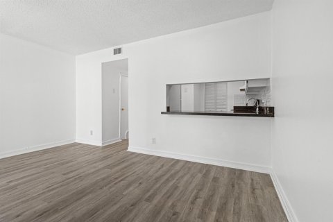 Touwnhouse à vendre à Deerfield Beach, Floride: 2 chambres, 99.41 m2 № 2251163 - photo 17