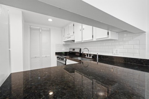 Touwnhouse à vendre à Deerfield Beach, Floride: 2 chambres, 99.41 m2 № 2251163 - photo 19