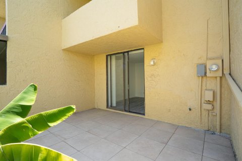 Touwnhouse à vendre à Deerfield Beach, Floride: 2 chambres, 99.41 m2 № 2251163 - photo 9