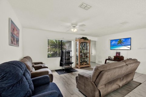 Villa ou maison à vendre à Spring Hill, Floride: 3 chambres, 116.96 m2 № 2355761 - photo 11