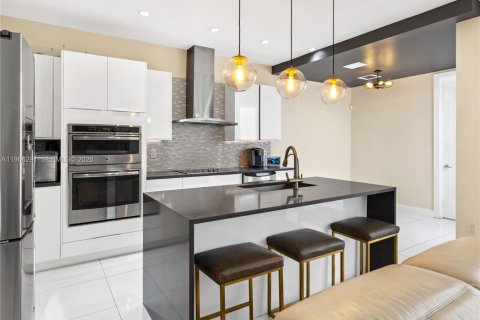 Touwnhouse à vendre à Doral, Floride: 3 chambres, 204.38 m2 № 2043660 - photo 5