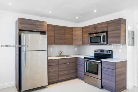 Снять в аренду виллу или дом в Майами, Флорида 2 спальни, 78.04м2, № 2034780 - фото 3