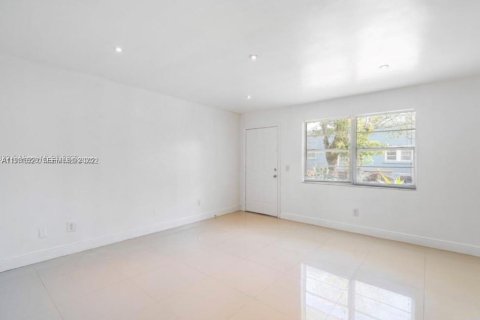 Снять в аренду виллу или дом в Майами, Флорида 2 спальни, 78.04м2, № 2034780 - фото 2