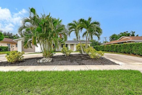 Villa ou maison à vendre à Sarasota, Floride: 2 chambres, 97.36 m2 № 2408332 - photo 3