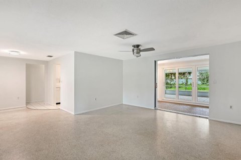 Villa ou maison à vendre à Sarasota, Floride: 2 chambres, 97.36 m2 № 2408332 - photo 6