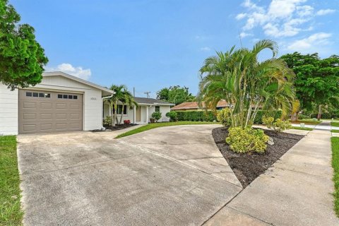 Villa ou maison à vendre à Sarasota, Floride: 2 chambres, 97.36 m2 № 2408332 - photo 4