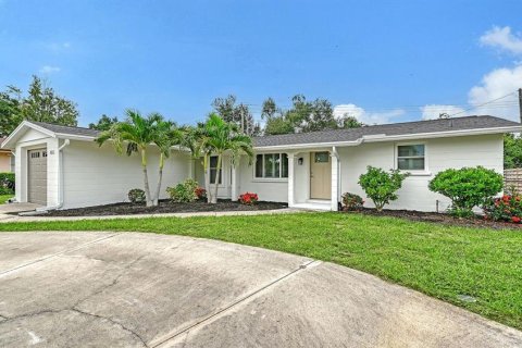 Villa ou maison à vendre à Sarasota, Floride: 2 chambres, 97.36 m2 № 2408332 - photo 2