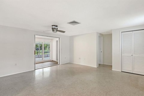 Villa ou maison à vendre à Sarasota, Floride: 2 chambres, 97.36 m2 № 2408332 - photo 8