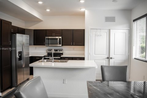Townhouse in Miami Gardens, Florida 4 bedrooms, 148.36 sq.m. № 1941500 - photo 3