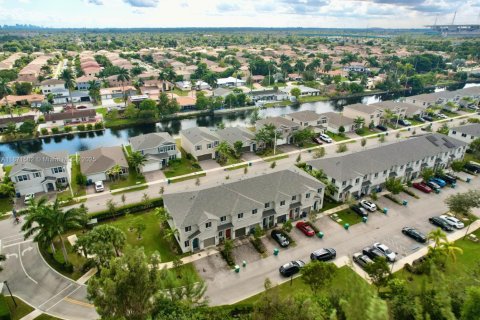 Townhouse in Miami Gardens, Florida 4 bedrooms, 148.36 sq.m. № 1941500 - photo 19