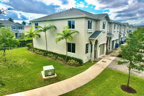 Townhouse in Miami Gardens, Florida 4 bedrooms, 148.36 sq.m. № 1941500 - photo 20