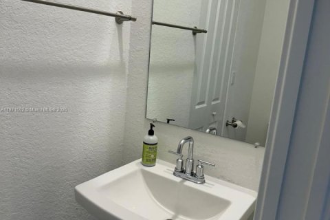 Townhouse in Miami Gardens, Florida 4 bedrooms, 148.36 sq.m. № 1941500 - photo 9