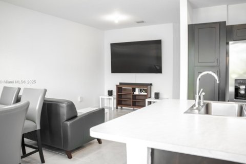 Townhouse in Miami Gardens, Florida 4 bedrooms, 148.36 sq.m. № 1941500 - photo 6