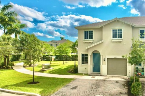 Townhouse in Miami Gardens, Florida 4 bedrooms, 148.36 sq.m. № 1941500 - photo 1
