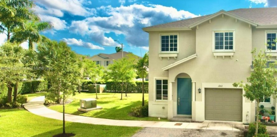 Townhouse in Miami Gardens, Florida 4 bedrooms, 148.36 sq.m. № 1941500