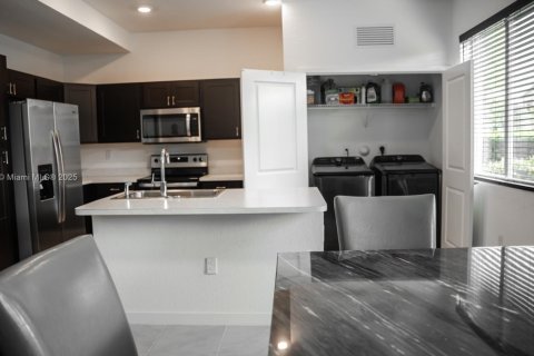 Townhouse in Miami Gardens, Florida 4 bedrooms, 148.36 sq.m. № 1941500 - photo 5