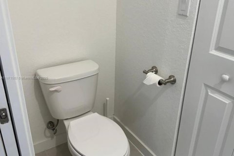 Townhouse in Miami Gardens, Florida 4 bedrooms, 148.36 sq.m. № 1941500 - photo 10