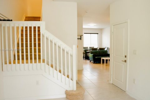 Townhouse in Miami Gardens, Florida 4 bedrooms, 148.36 sq.m. № 1941500 - photo 2