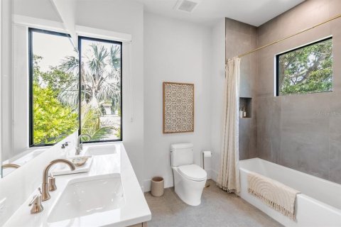 House in Sarasota, Florida 4 bedrooms, 270.81 sq.m. № 2391549 - photo 26