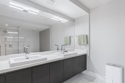 Condo in Sunny Isles Beach, Florida, 2 bedrooms № 1988144 - photo 11