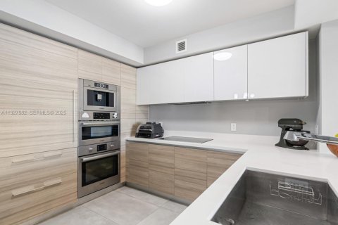 Condo in Sunny Isles Beach, Florida, 2 bedrooms № 1988144 - photo 4