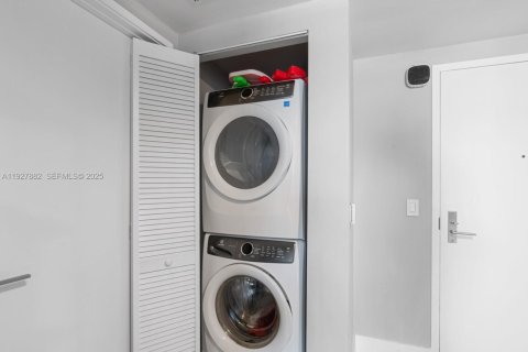 Condo in Sunny Isles Beach, Florida, 2 bedrooms № 1988144 - photo 18