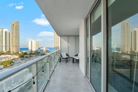 Condo in Sunny Isles Beach, Florida, 2 bedrooms № 1988144 - photo 22