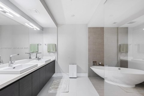 Condo in Sunny Isles Beach, Florida, 2 bedrooms № 1988144 - photo 10
